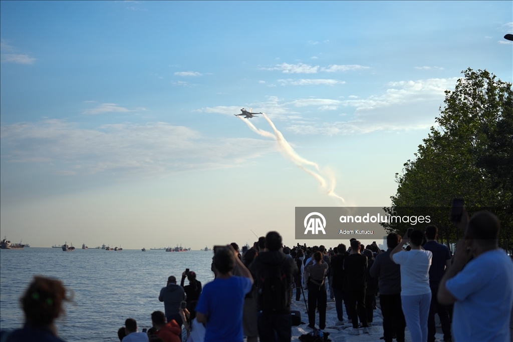 طيارو "سولوتورك" يقدمون عرضا جويا بسماء إسطنبول