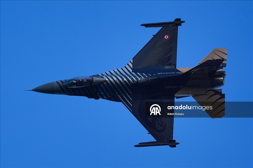 طيارو "سولوتورك" يقدمون عرضا جويا بسماء إسطنبول