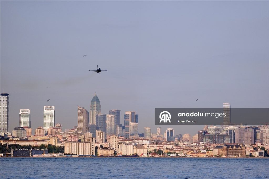 طيارو "سولوتورك" يقدمون عرضا جويا بسماء إسطنبول