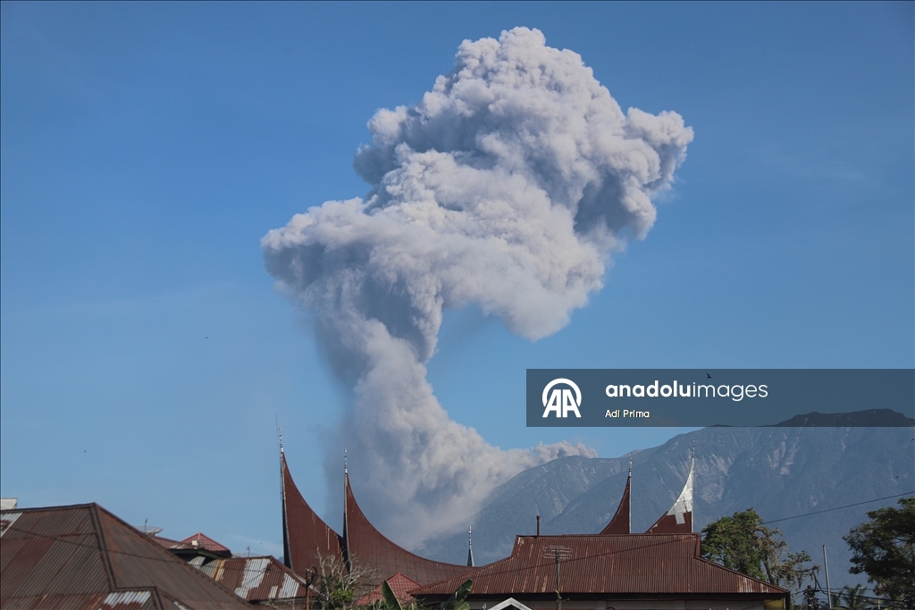 Endonezya'daki Merapi Yanardağı kül püskürttü