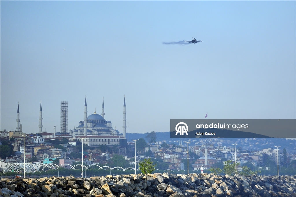 طيارو "سولوتورك" يقدمون عرضا جويا بسماء إسطنبول