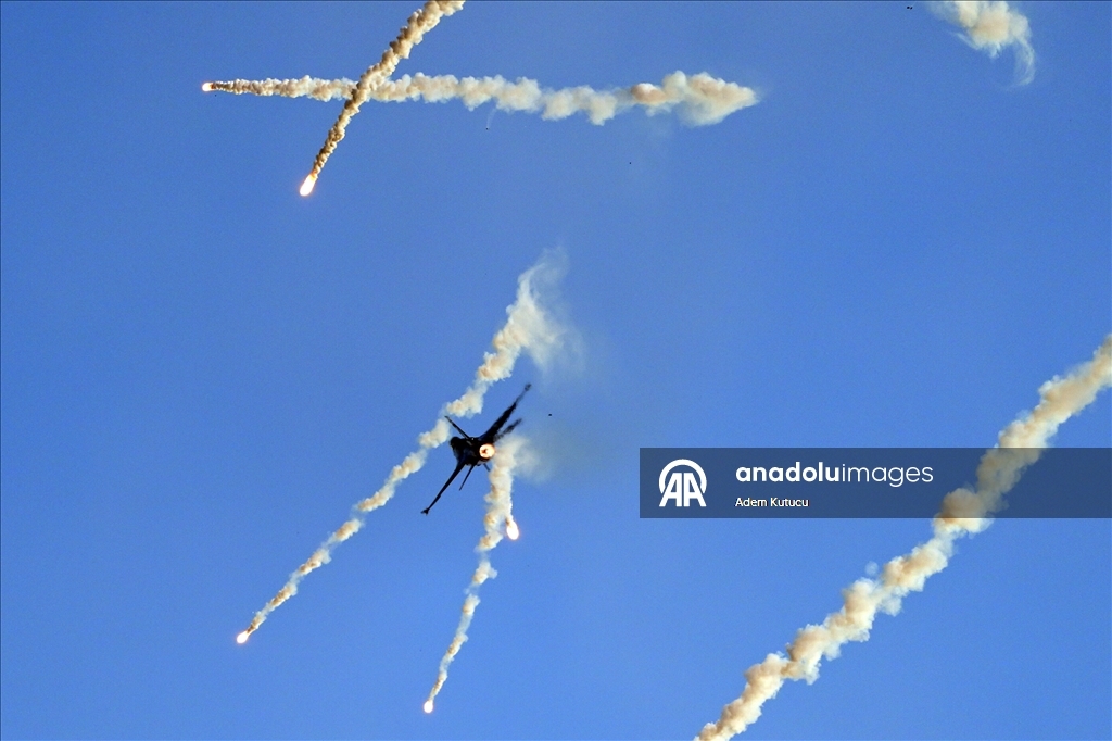 طيارو "سولوتورك" يقدمون عرضا جويا بسماء إسطنبول
