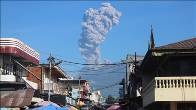 Endonezya'daki Merapi Yanardağı kül püskürttü