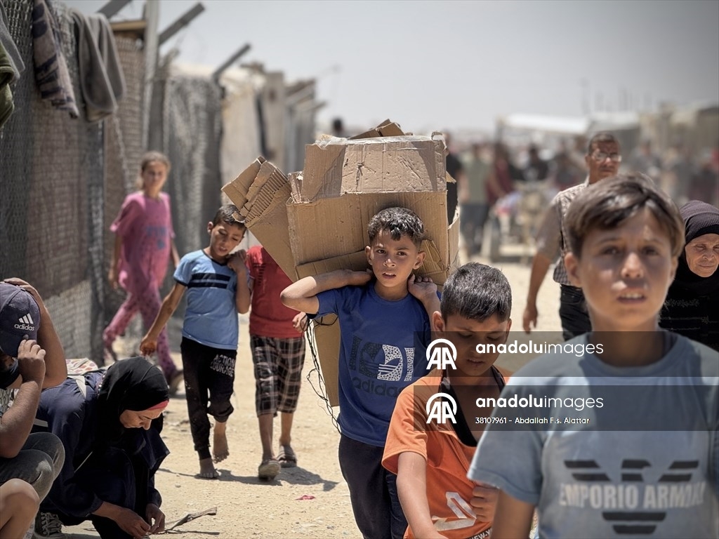 Palestinos acuden por segundo día consecutivo a punto de distribución de ayuda en Rafah 4