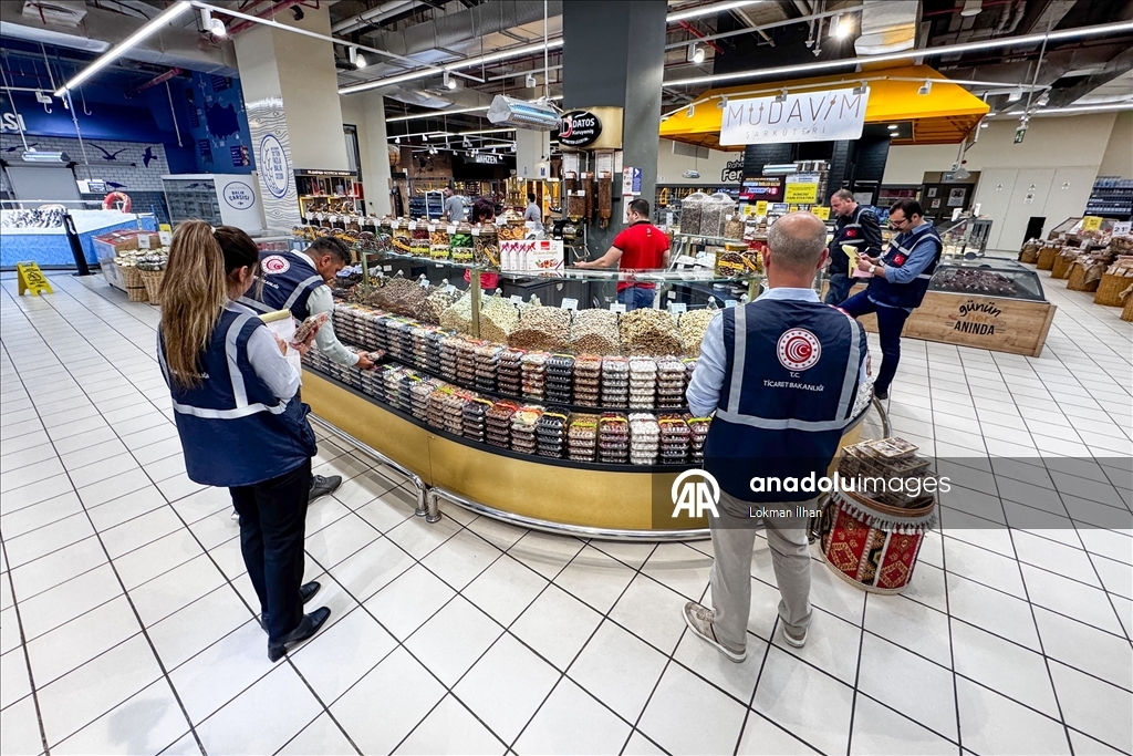 İzmir'de Kurban Bayramı öncesi marketlerde fiyat ve etiket denetimi yapıldı