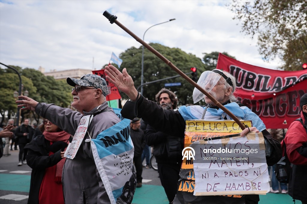 Tensión y represión en protesta de jubilados en Argentina 2