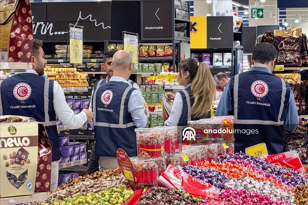 İzmir'de Kurban Bayramı öncesi marketlerde fiyat ve etiket denetimi yapıldı