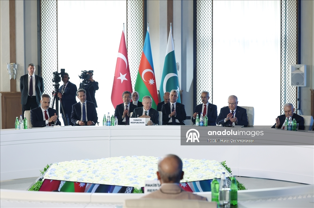 أردوغان يجتمع مع علييف وشريف في أذربيجان