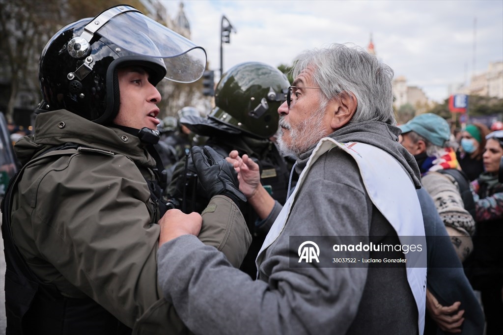 Tensión y represión en protesta de jubilados en Argentina 3