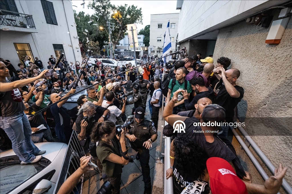 Gazze'deki esirlerin yakınları, Netanyahu liderliğindeki Likud Partisi'nin merkez binası önünde gösteri yaptı
