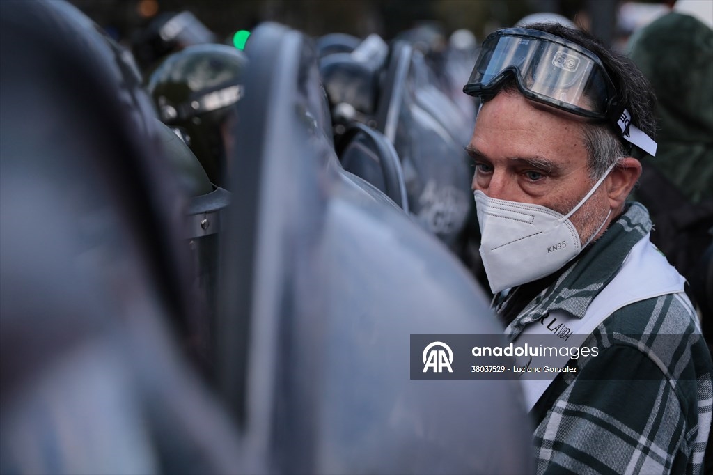 Tensión y represión en protesta de jubilados en Argentina 1
