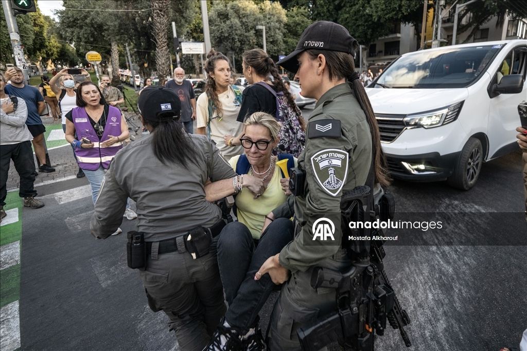 İsrail'in Gazze'ye saldırılarının 600. gününde esir yakınları, anlaşma talebiyle Tel Aviv'de yol kapattı
