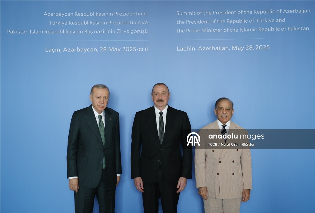 أردوغان يجتمع مع علييف وشريف في أذربيجان