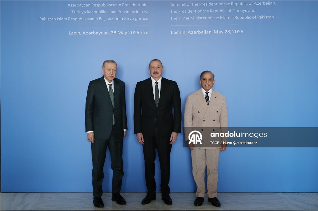 أردوغان يجتمع مع علييف وشريف في أذربيجان