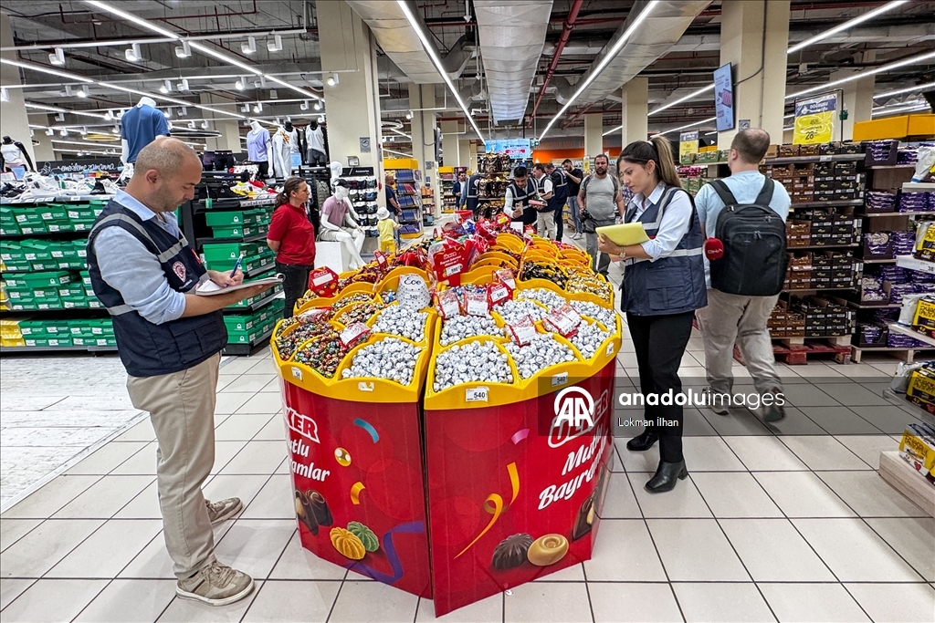 İzmir'de Kurban Bayramı öncesi marketlerde fiyat ve etiket denetimi yapıldı