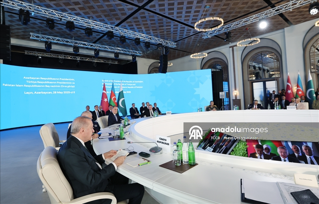 أردوغان يجتمع مع علييف وشريف في أذربيجان