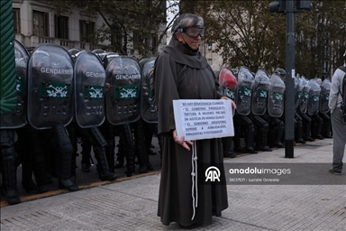 Tensión y represión en protesta de jubilados en Argentina