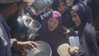 İsrail saldırıları altındaki Gazze'de Filistinlilere yemek dağıtıldı