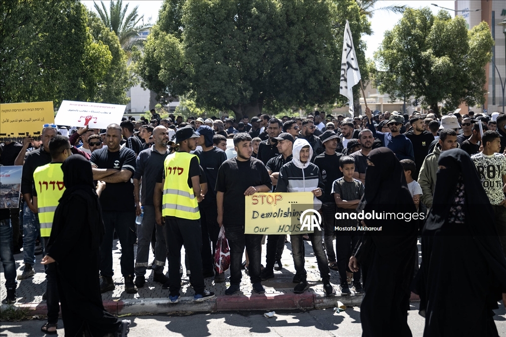 Necef Çölü’ndeki Bedevilerden ev yıkımlarına tepki