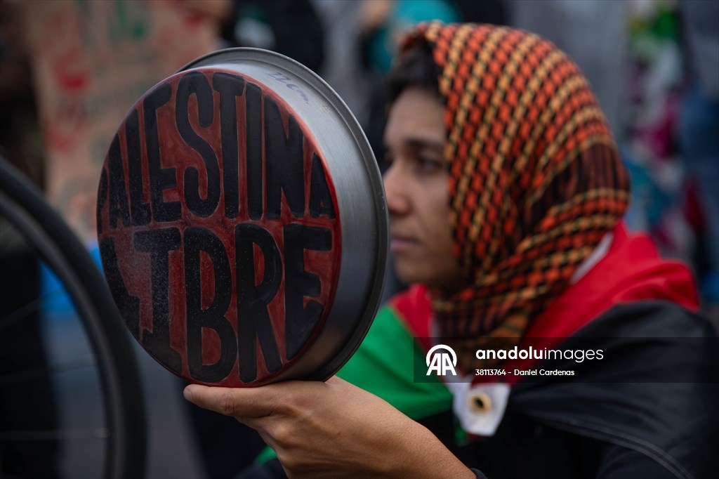 Cacerolazo pro-Palestina frente al Palacio Nacional en Ciudad de México 4