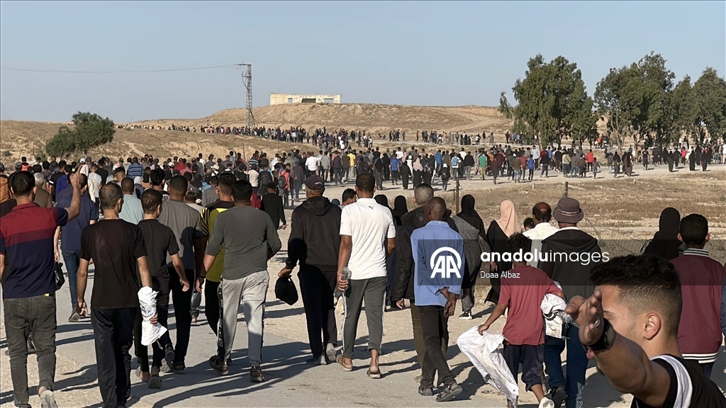 Gazze'de Filistinliler, yardım dağıtım noktasına akın etti