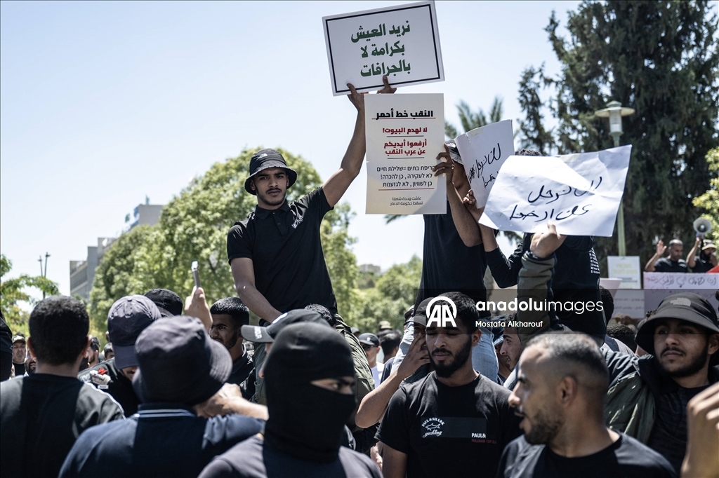 Necef Çölü’ndeki Bedevilerden ev yıkımlarına tepki