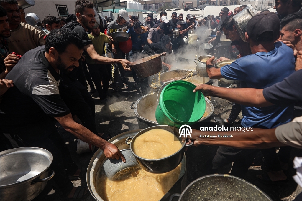 Палестинцам в Газе раздали горячую еду