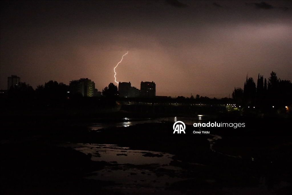 Adana’da şimşekli gece