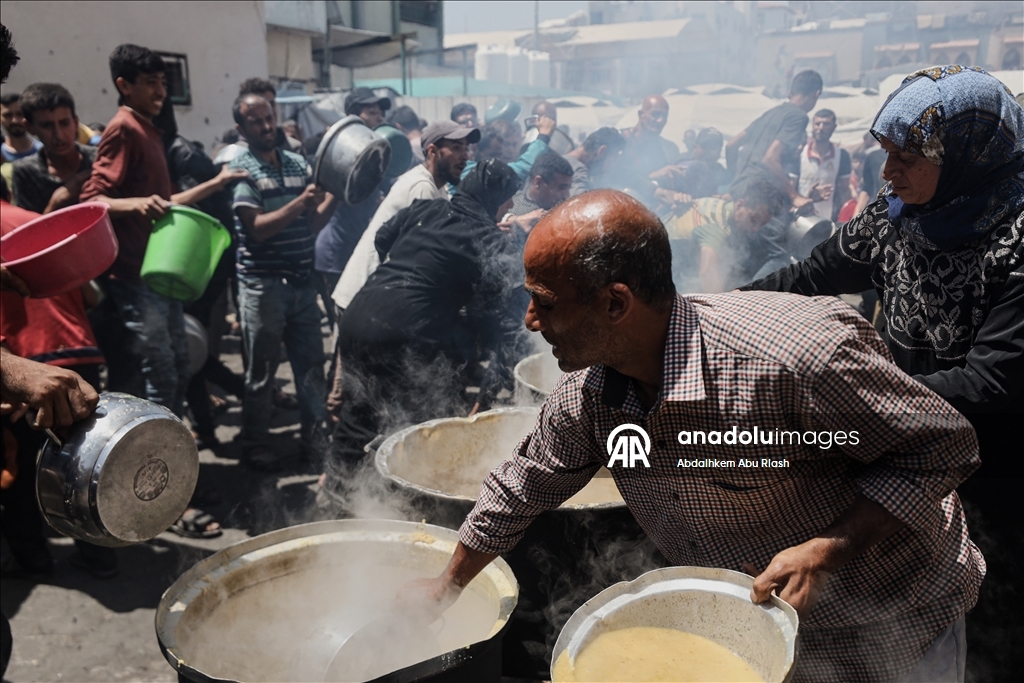 Палестинцам в Газе раздали горячую еду