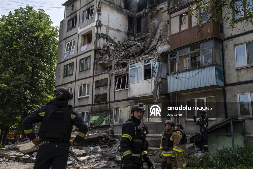 Ukrayna'nın Bilozerske kentinde Rus İHA'sı beş katlı binaya isabet etti