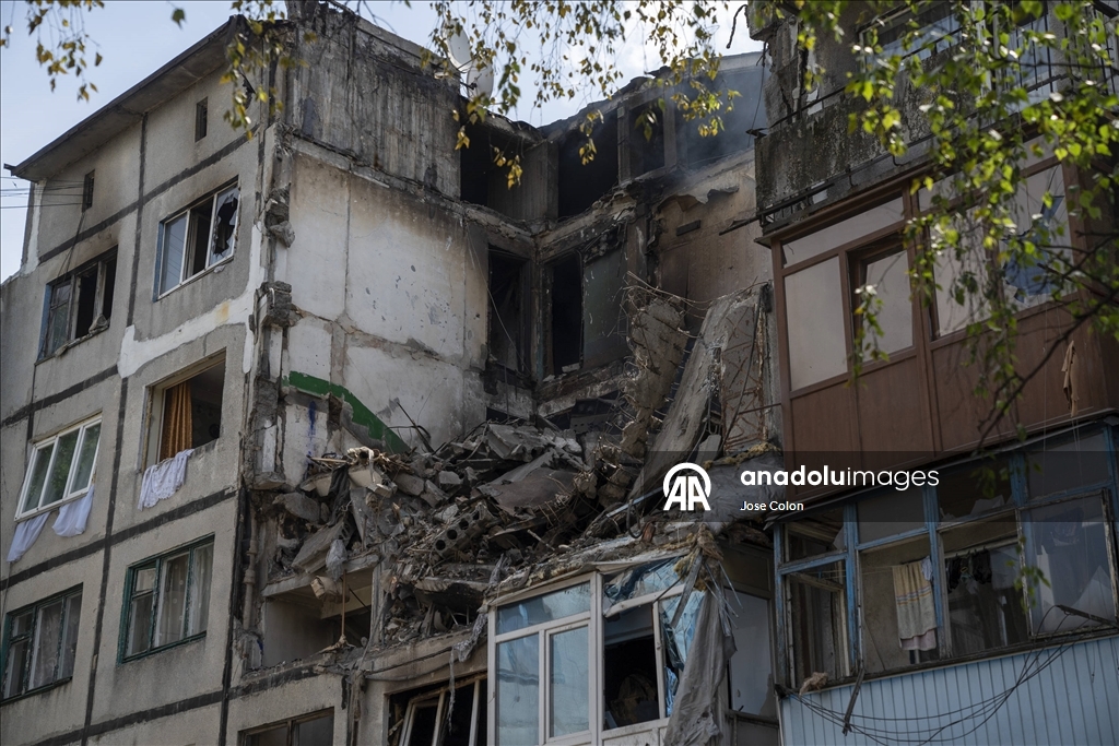 Ukrayna'nın Bilozerske kentinde Rus İHA'sı beş katlı binaya isabet etti