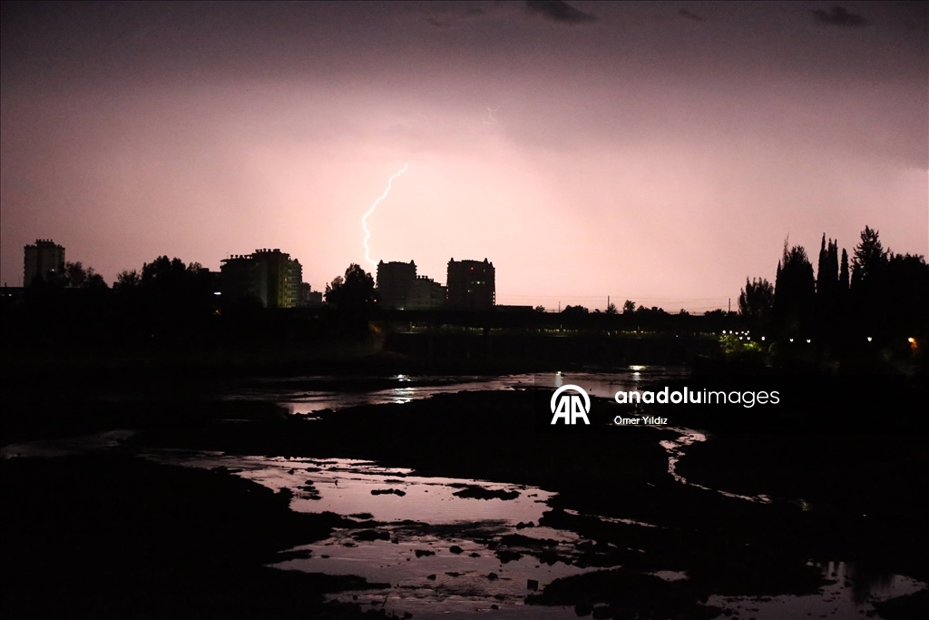 Adana’da şimşekli gece
