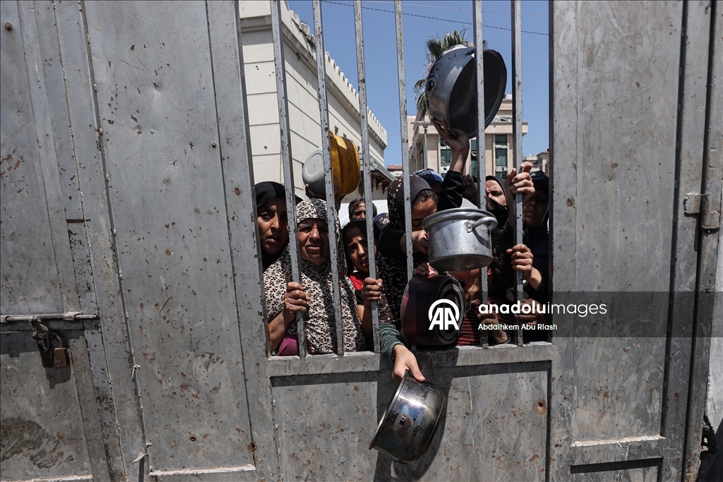 Палестинцам в Газе раздали горячую еду