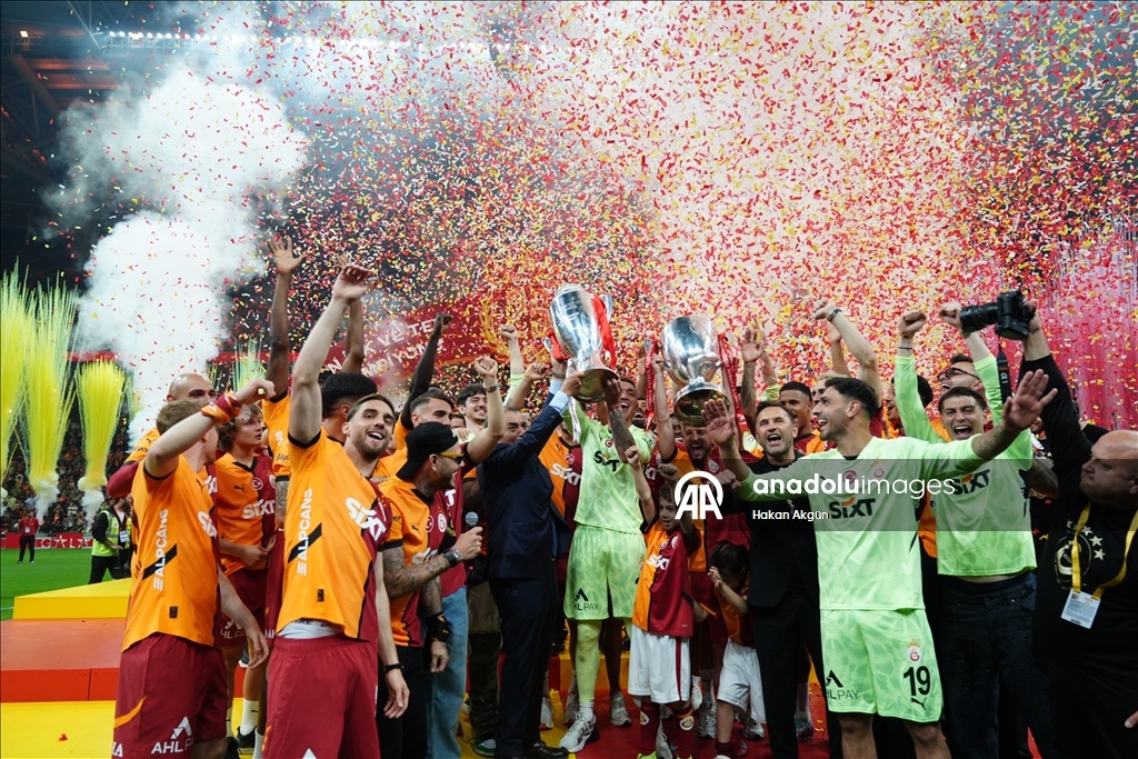 Galatasaray, şampiyonluk kupasını RAMS Park'ta kaldırdı