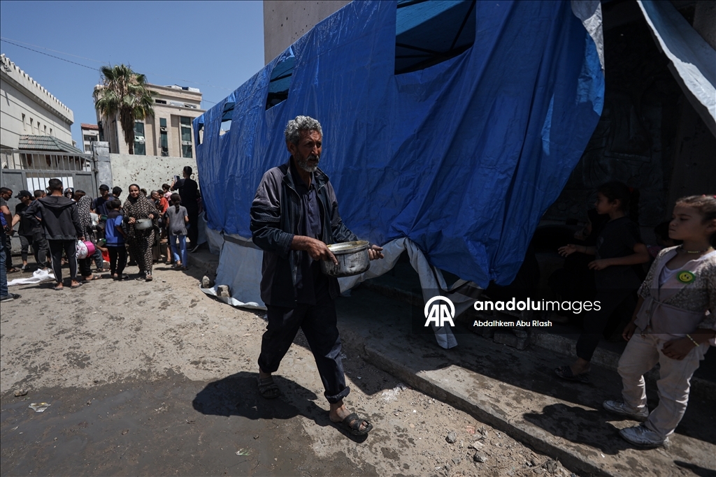 Палестинцам в Газе раздали горячую еду