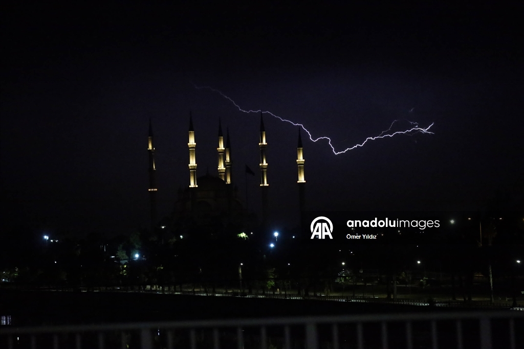Adana’da şimşekli gece