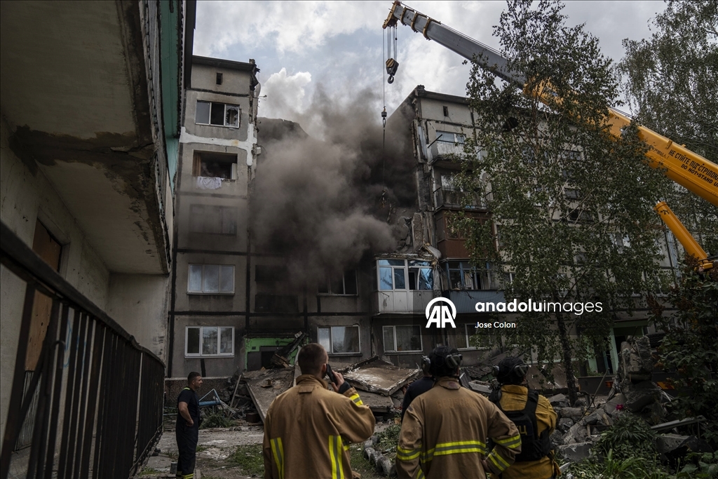 Ukrayna'nın Bilozerske kentinde Rus İHA'sı beş katlı binaya isabet etti