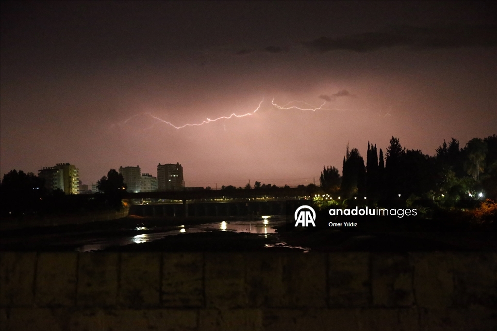 Adana’da şimşekli gece