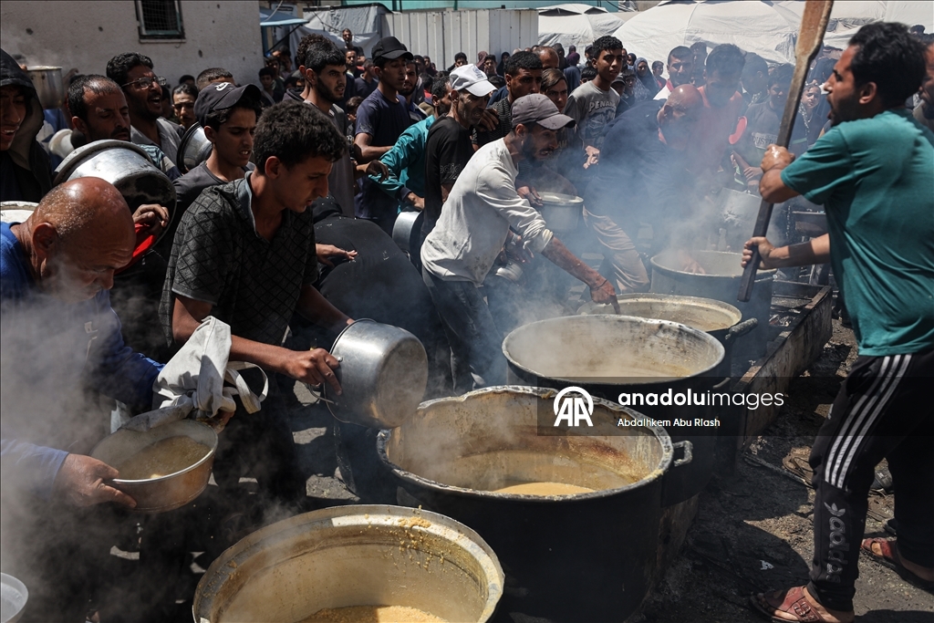Палестинцам в Газе раздали горячую еду