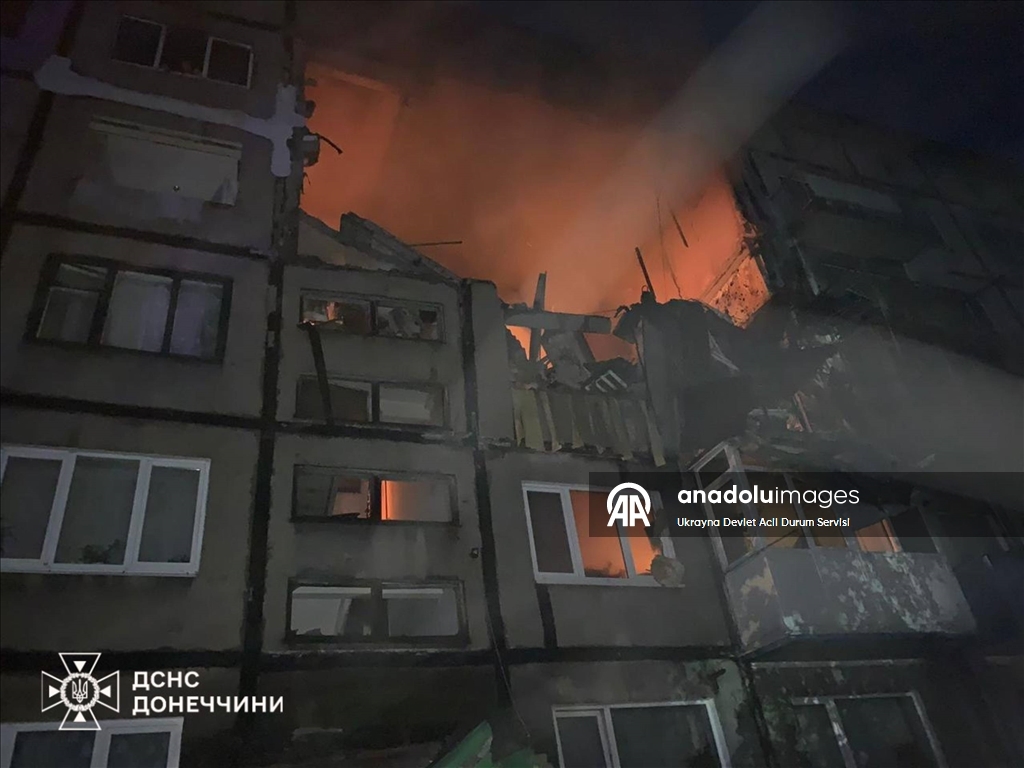 Ukrayna'nın Belozersk kentinde Rus İHA'sı beş katlı binaya isabet etti