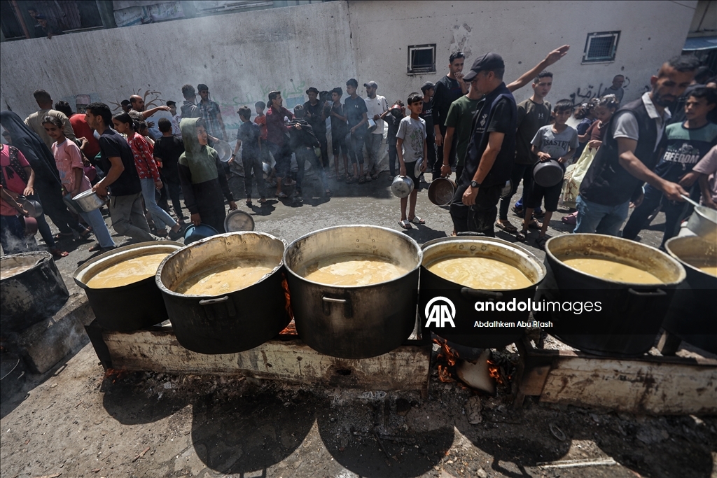 Палестинцам в Газе раздали горячую еду