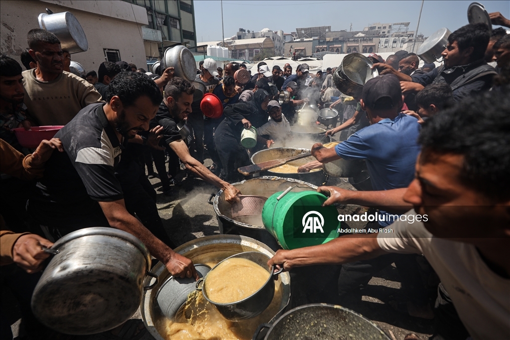 Палестинцам в Газе раздали горячую еду