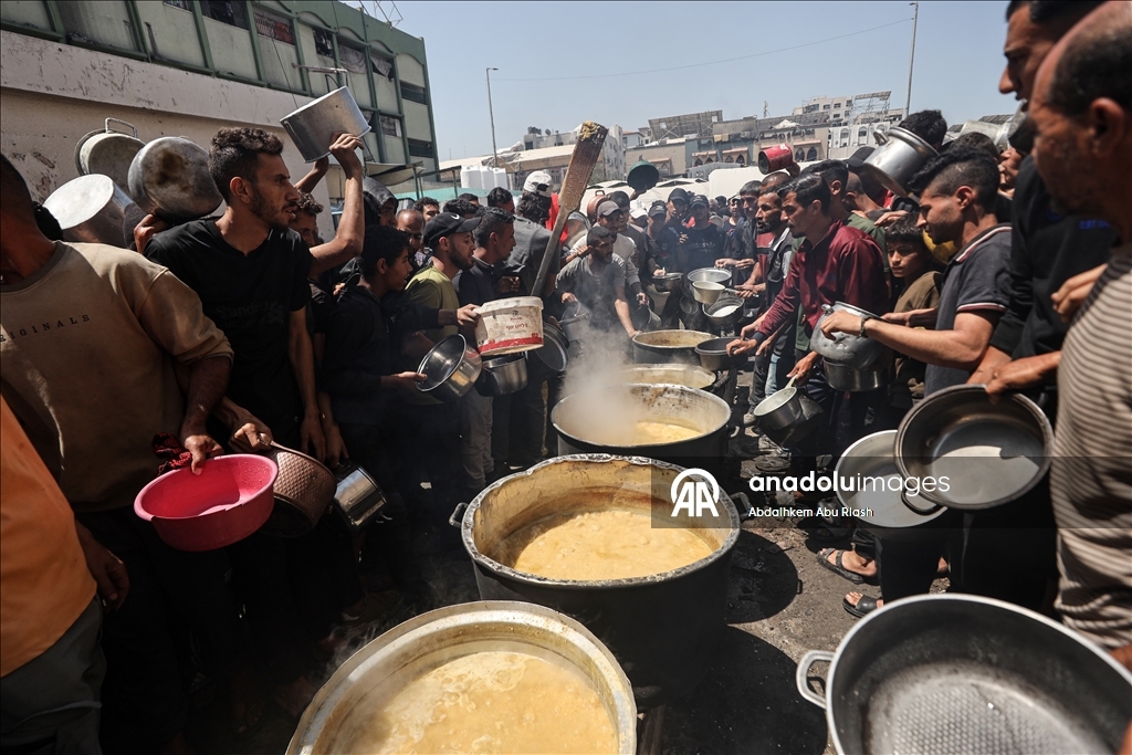 Палестинцам в Газе раздали горячую еду