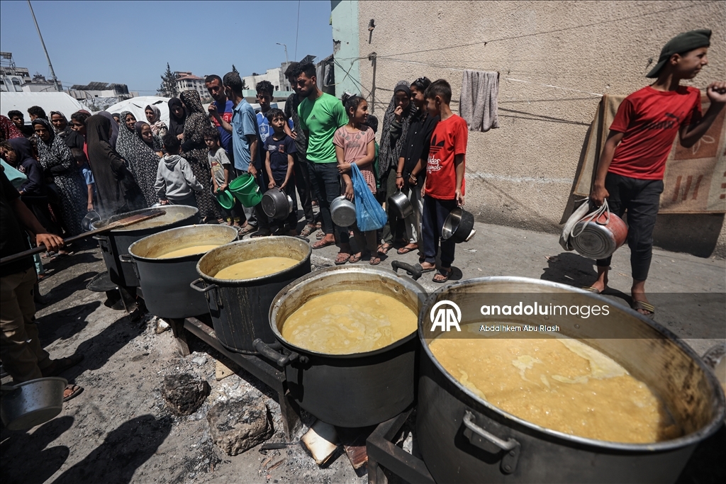 Палестинцам в Газе раздали горячую еду