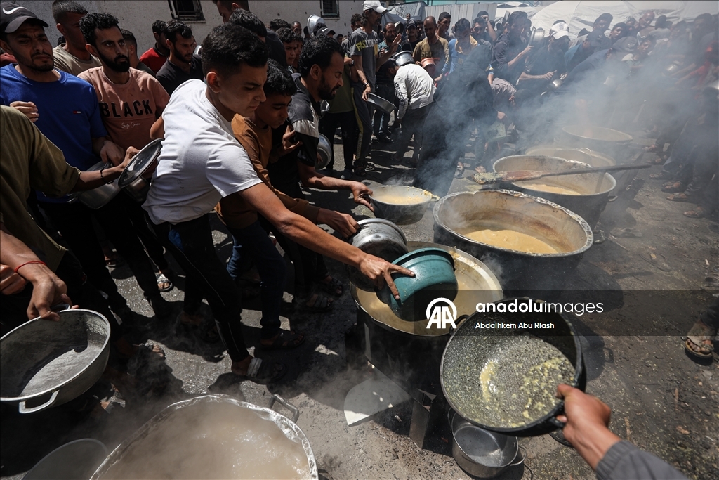 Палестинцам в Газе раздали горячую еду