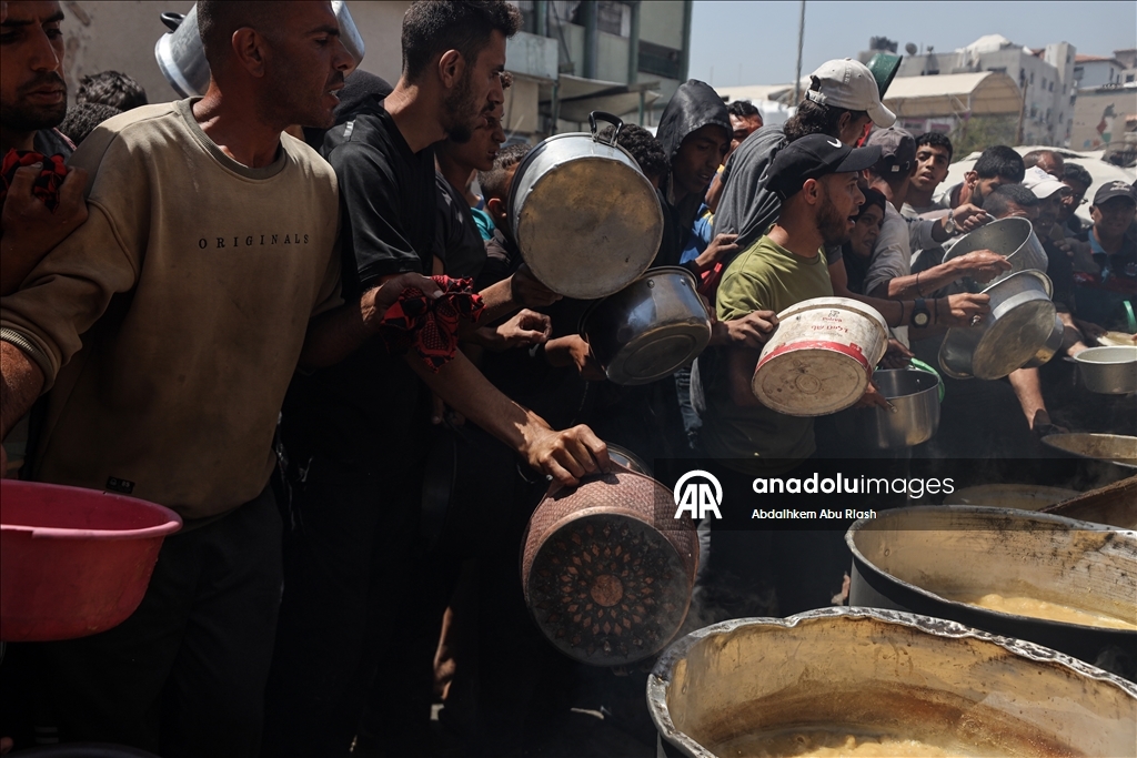 Палестинцам в Газе раздали горячую еду