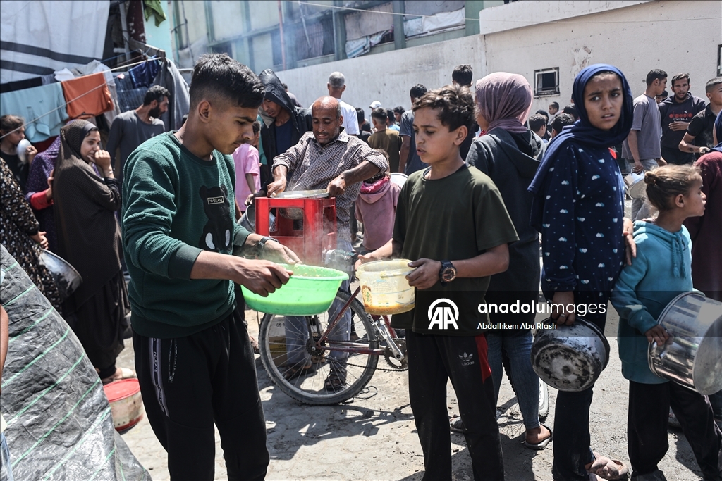 Палестинцам в Газе раздали горячую еду