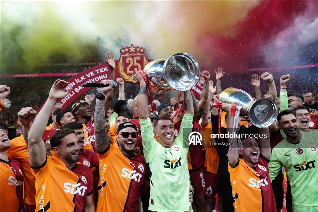 Galatasaray, şampiyonluk kupasını RAMS Park'ta kaldırdı