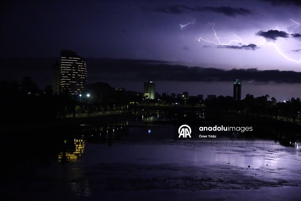 Adana’da şimşekli gece