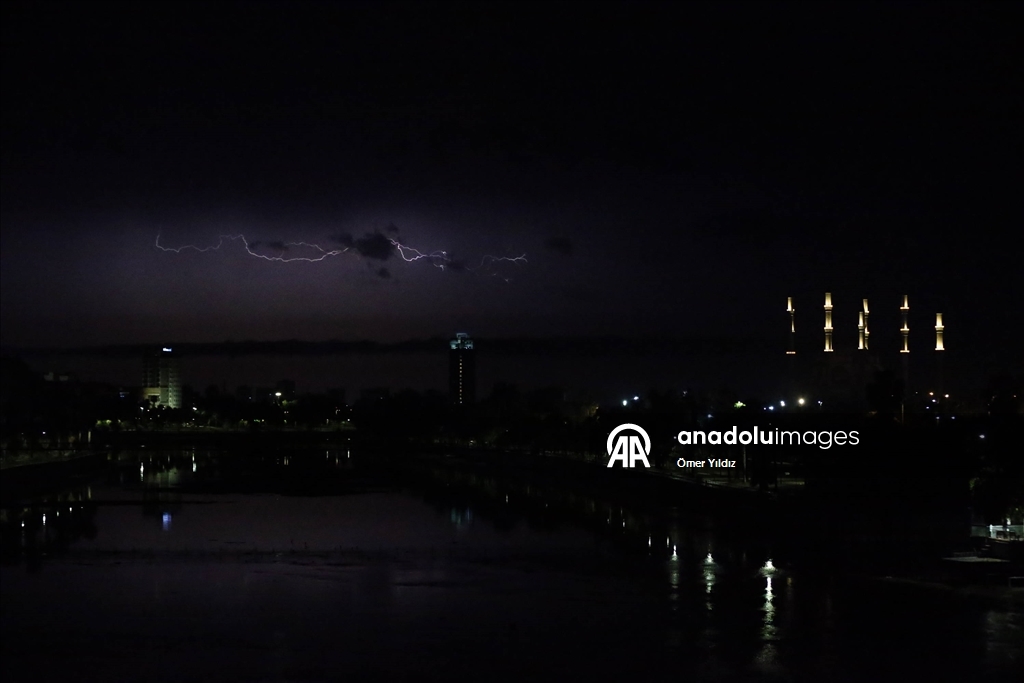 Adana’da şimşekli gece